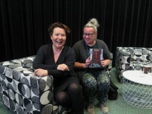 Elżbieta Cherezińska i bibliotekarka Małgorzata Karczewska z filii nr 6 KBP