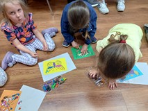 Zajęcia plastyczne- dzieci wykonują swoje motyle