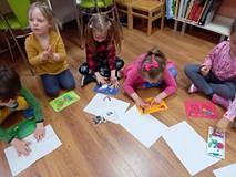 Zajęcia plastyczne- dzieci wykonują swoje motyle