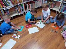 Zajęcia plastyczne- dzieci wykonują swoje motyle