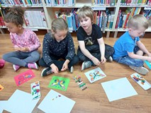 Zajęcia plastyczne- dzieci wykonują swoje motyle