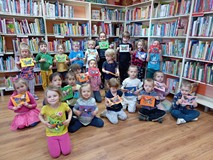 Zdjęcie grupowe i pięknie wykonane motyle przedszkolaków