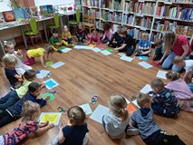 Zajęcia plastyczne- dzieci wykonują swoje motyle