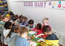 Wykonujemy laurki z tulipanami metodą rozcierania pasteli palcami