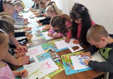 Wykonujemy laurki z tulipanami metodą rozcierania pasteli palcami