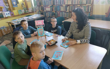 dzieci rozmawiają z bibliotekarką o przeczytanej książce