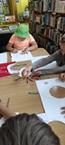 dzieci wykonują przy stole pracę plastyczną