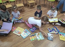 Przedszkolaki bardzo zainteresowane naszym księgozbiorem