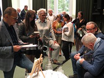 Czytelnicy w kolejce po autografy.