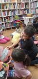 Oglądanie książek z Doliny Muminków