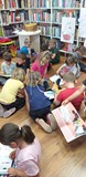 Oglądanie książek z Doliny Muminków