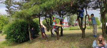 Dzieci bawią się wśród zieleni