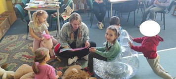 jedna mama czyta dzieciom opowiadanie