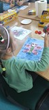 dziewczynka wykonuje pracę plastyczną