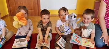 dzieci oglądają książki