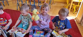 dzieci oglądają książki