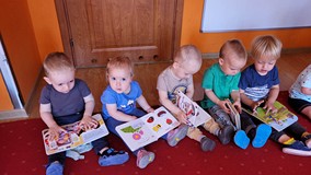 dzieci oglądają książki