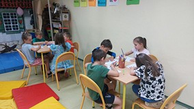 Dzieci rysują przy stoliku