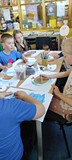dzieci wykonują przy stole pracę plastyczną