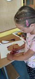 dziewczynka wykonuje pracę plastyczną