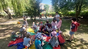 Dzieci podczas zabawy na ogrodzie