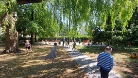 dzieci podczas zabawy w ogrodzie