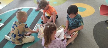 dzieci oglądają książki