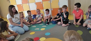 dzieci naciskają kropki na dywanie