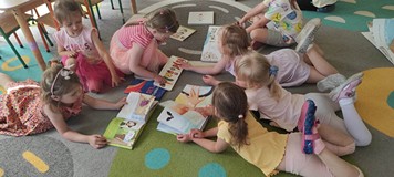 dzieci oglądają książki