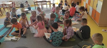 dzieci oglądają książki