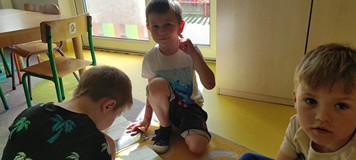 dzieci oglądają książki