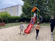 Dzieci bawią się na ogrodzie