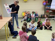 Nauczyciel i dzieci w trakcie podziękowan dla bibliotekarek