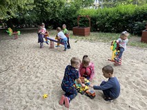 Dzieci bawią sięna ogrodzie