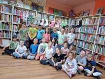 Zdjęcie ze skarpetkami i klasą II a Szkoły Podstawowej nr 9
