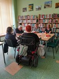 uczestnicy rozmawiają o książce