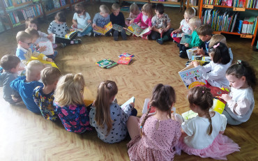 Grupa Pandy ogląda książeczki dla dzieci