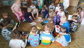 Grupa Pandy ogląda książeczki dla dzieci