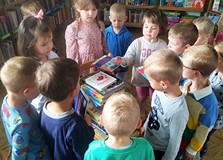 Pandy układają wieżę z książek