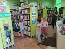 Dzieci wędrują gęsiego po bibliotece
