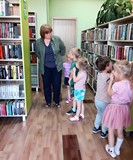Dzieci wędrują gęsiego po bibliotece