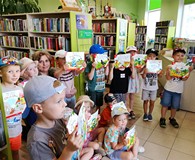 Dzieci z upominkami pozują do zdjęcia