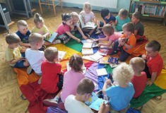 Grupa Motylki ogląda książeczki z księgozbioru dla dzieci