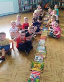Motylki i ułożony przez nich wąż z książek