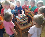 Motylki i ułożona przez nich wieża z książek