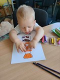 chłopiec wykonuje pracę plastyczną
