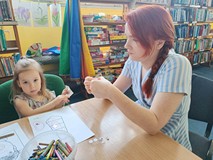 dziewczynka wykonuje pracę plastyczną