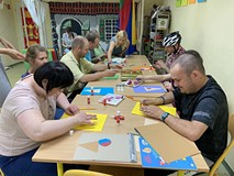 Zajęcia plastyczne przy stolikach