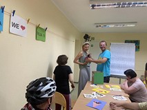 Wręczenie prezentu bibliotekarce