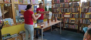 prowadzący układają wieżę z książek